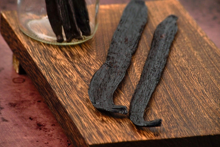 2 vanilla beans with blurry background