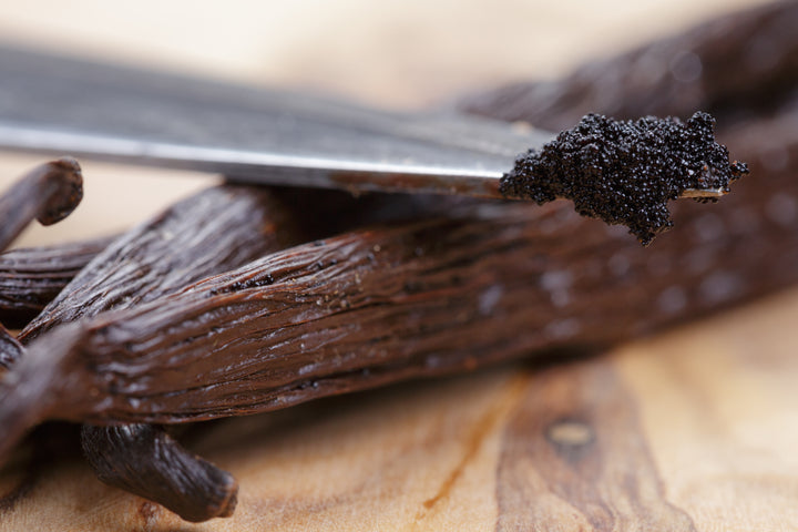 ZOOM IN VIEW OF SPLIT VANILLA BEAN CAVIAR ON KNIFE