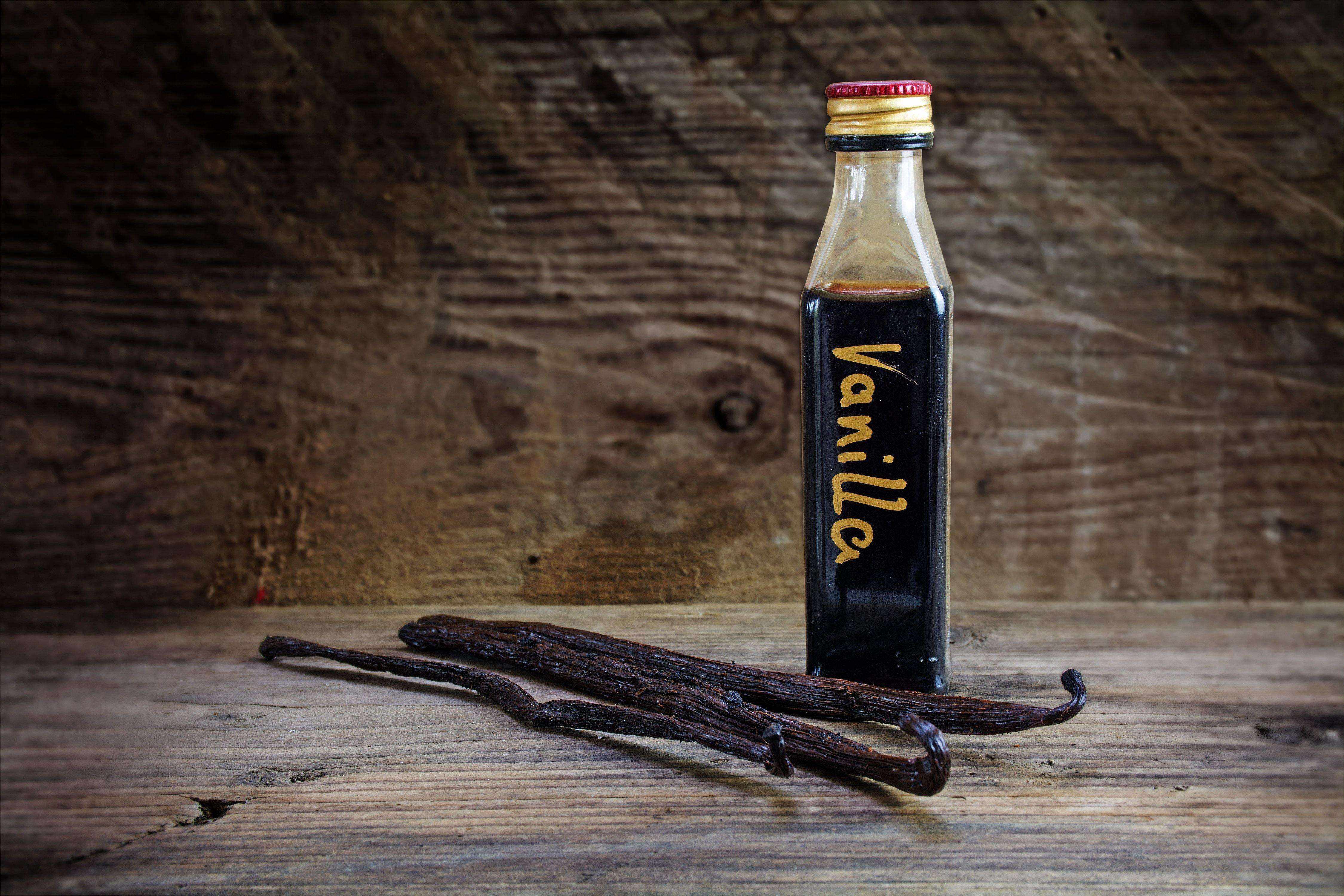 Vanilla extract in bottle with grade B vanilla beans on the side